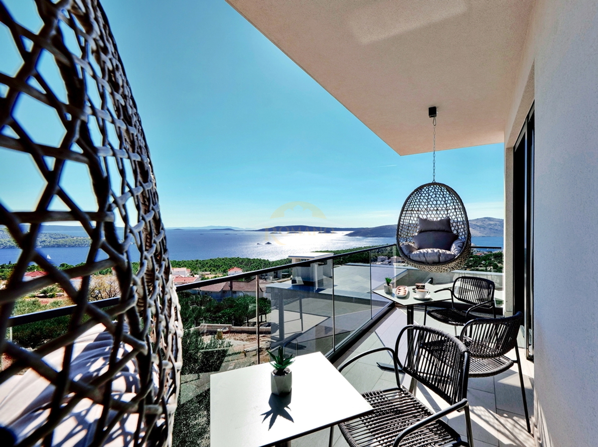 Villa esclusiva a Seget Gornji in un ambiente tranquillo e silenzioso con una splendida vista panoramica